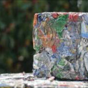 3. Συμπίεση των κουτιών μέσα από κατάλληλες πρέσες σε συμπαγείς «μπάλες».