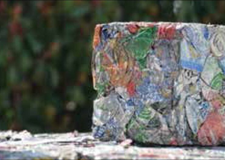 3. Συμπίεση των κουτιών μέσα από κατάλληλες πρέσες σε συμπαγείς «μπάλες».